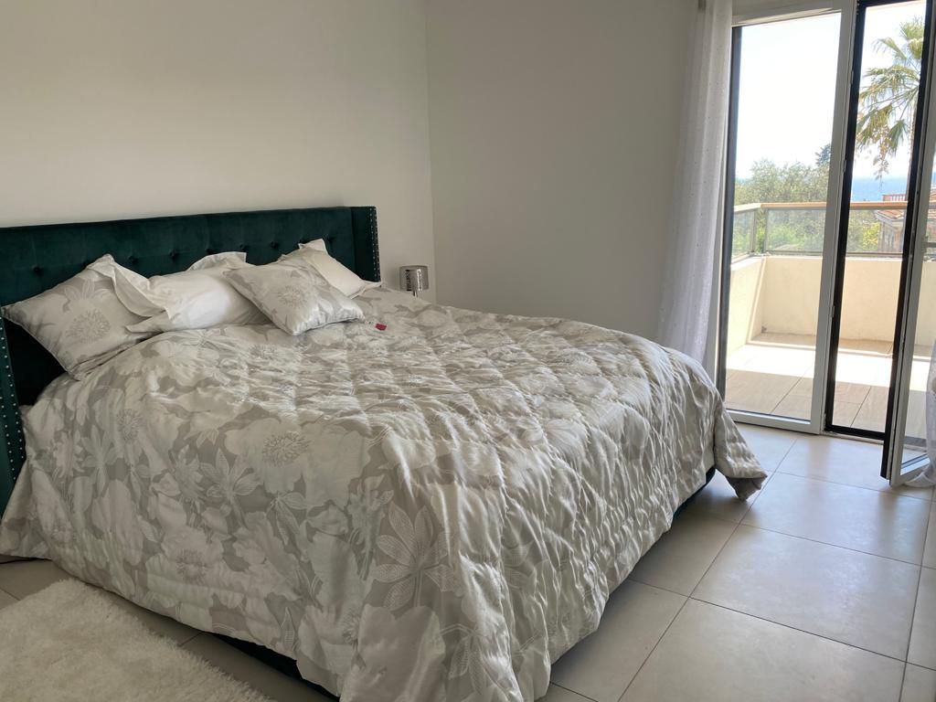 Beautiful Three-Room Apartment with Sea View and Pool in Lower Fabron, Nice