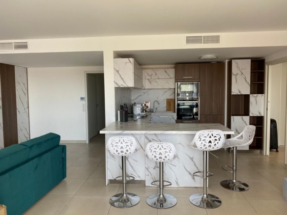 Beautiful Three-Room Apartment with Sea View and Pool in Lower Fabron, Nice