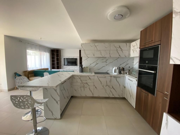Beautiful Three-Room Apartment with Sea View and Pool in Lower Fabron, Nice
