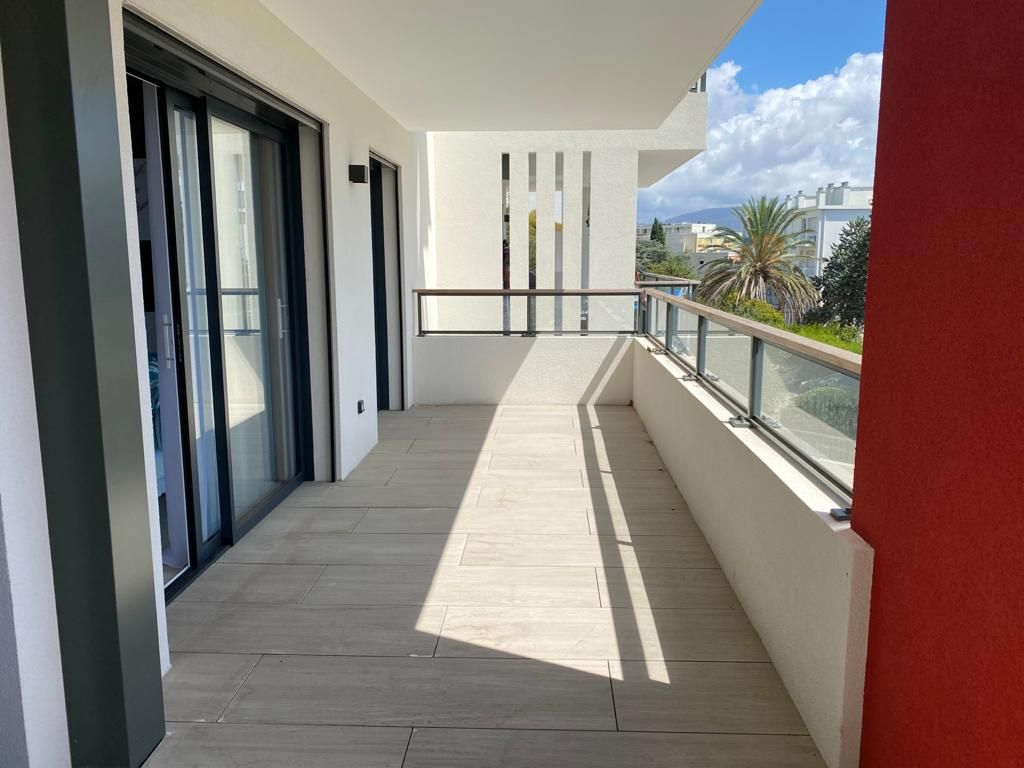 Beautiful Three-Room Apartment with Sea View and Pool in Lower Fabron, Nice