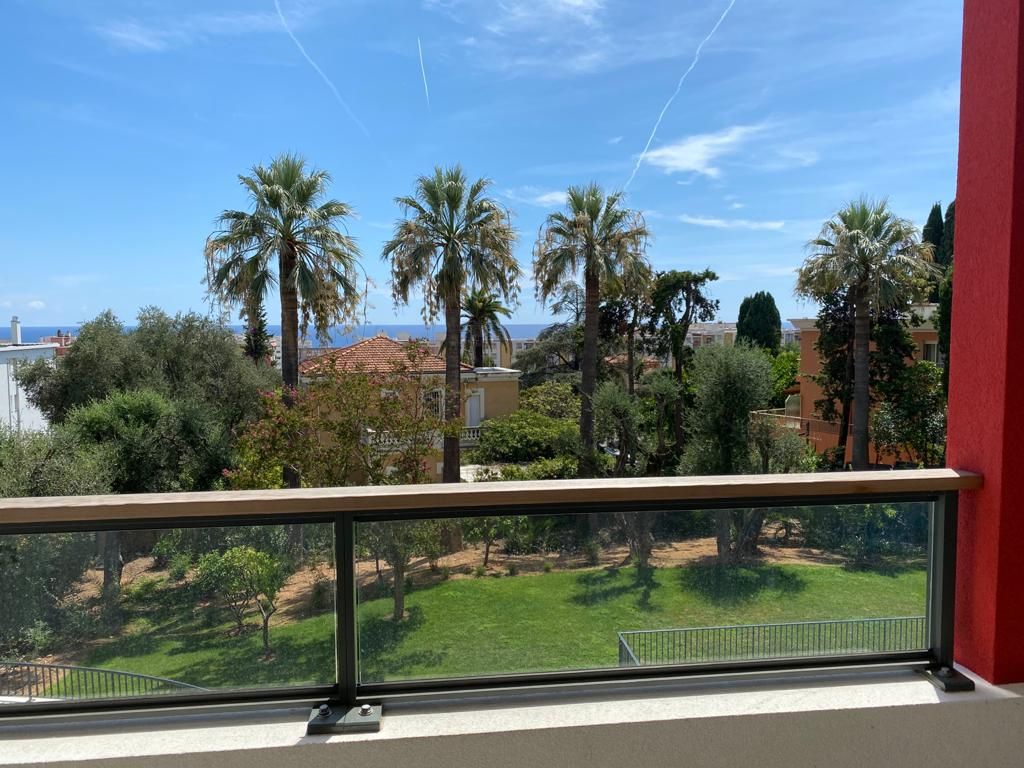 Beautiful Three-Room Apartment with Sea View and Pool in Lower Fabron, Nice