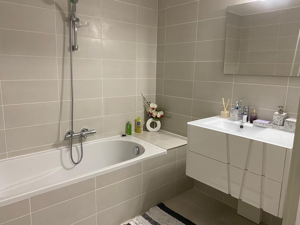 Beautiful Three-Room Apartment with Sea View and Pool in Lower Fabron, Nice