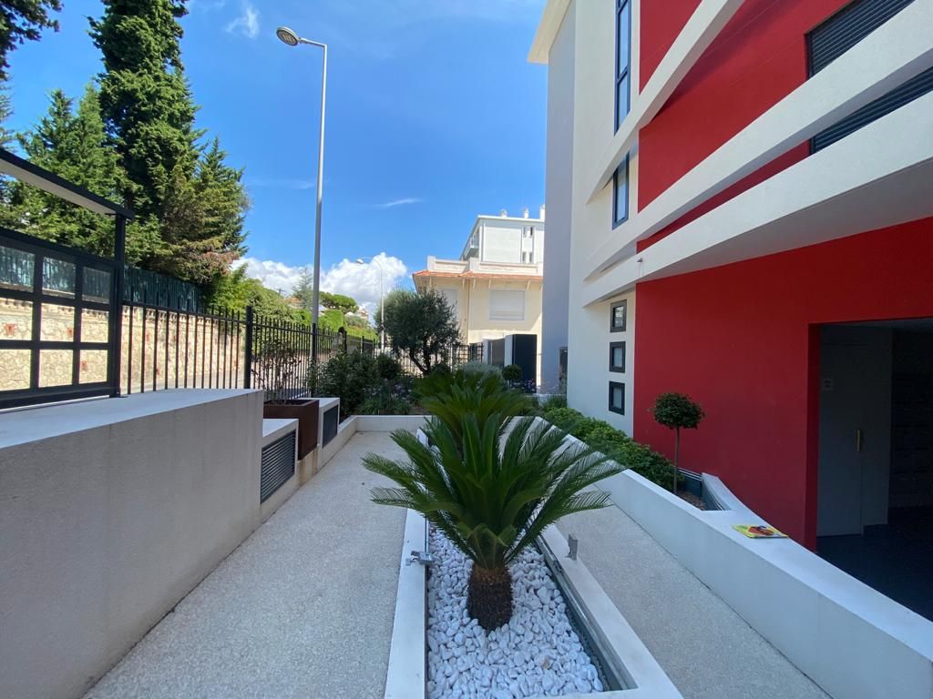 Beautiful Three-Room Apartment with Sea View and Pool in Lower Fabron, Nice