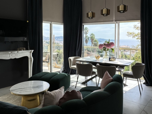 Four-Room Apartment with Sea View, Pool and Parking in a Gated Residence in Nice