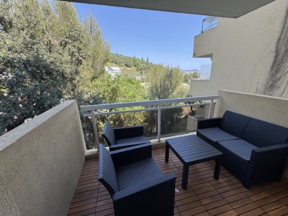 Appartement rénové d’une chambre avec deux terrasses et vue mer à Fabron, Nice
