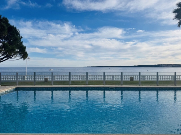 Appartement d’exception en front de mer avec vue panoramique sur la mer – Palm Beach, Cannes