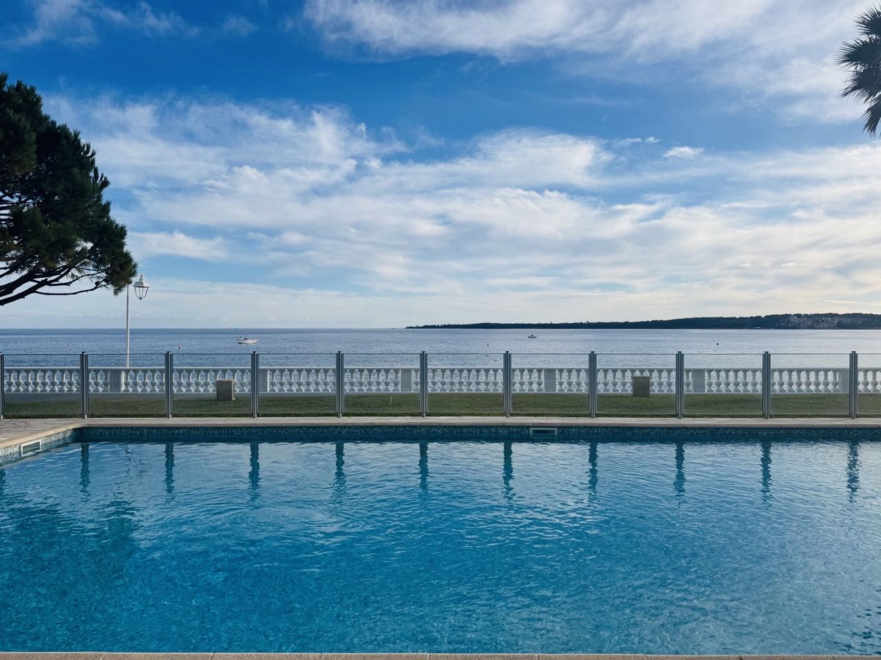 7835 Exceptional Seafront Apartment with Panoramic Sea Views – Palm Beach, Cannes
