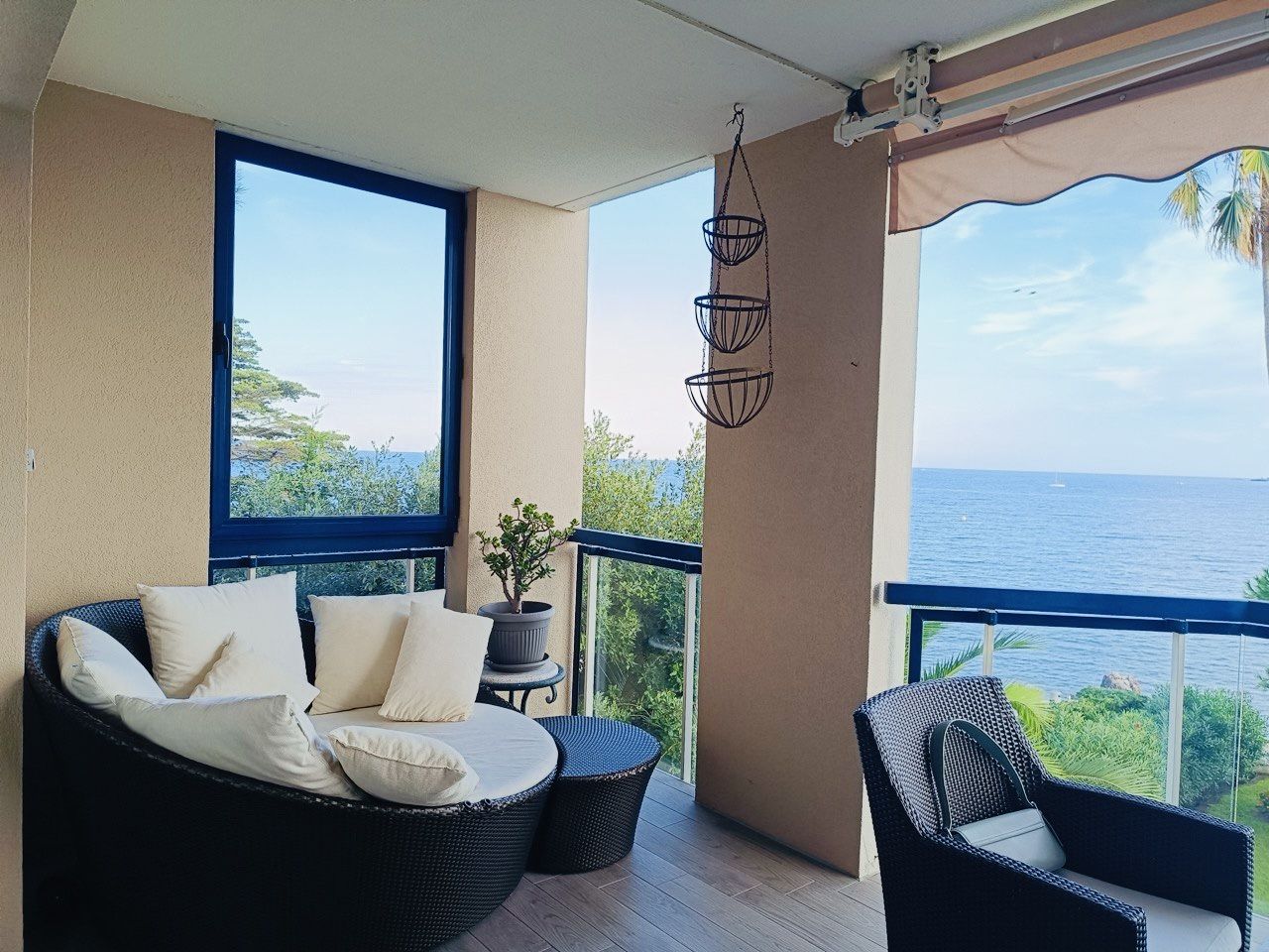 Exceptional Seafront Apartment with Panoramic Sea Views – Palm Beach, Cannes