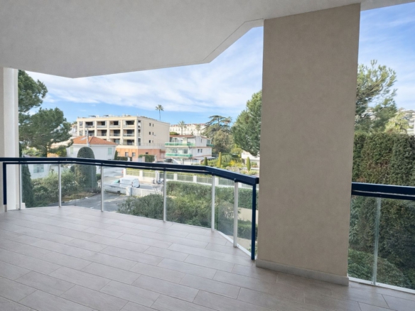 Exceptional Seafront Apartment with Panoramic Sea Views – Palm Beach, Cannes