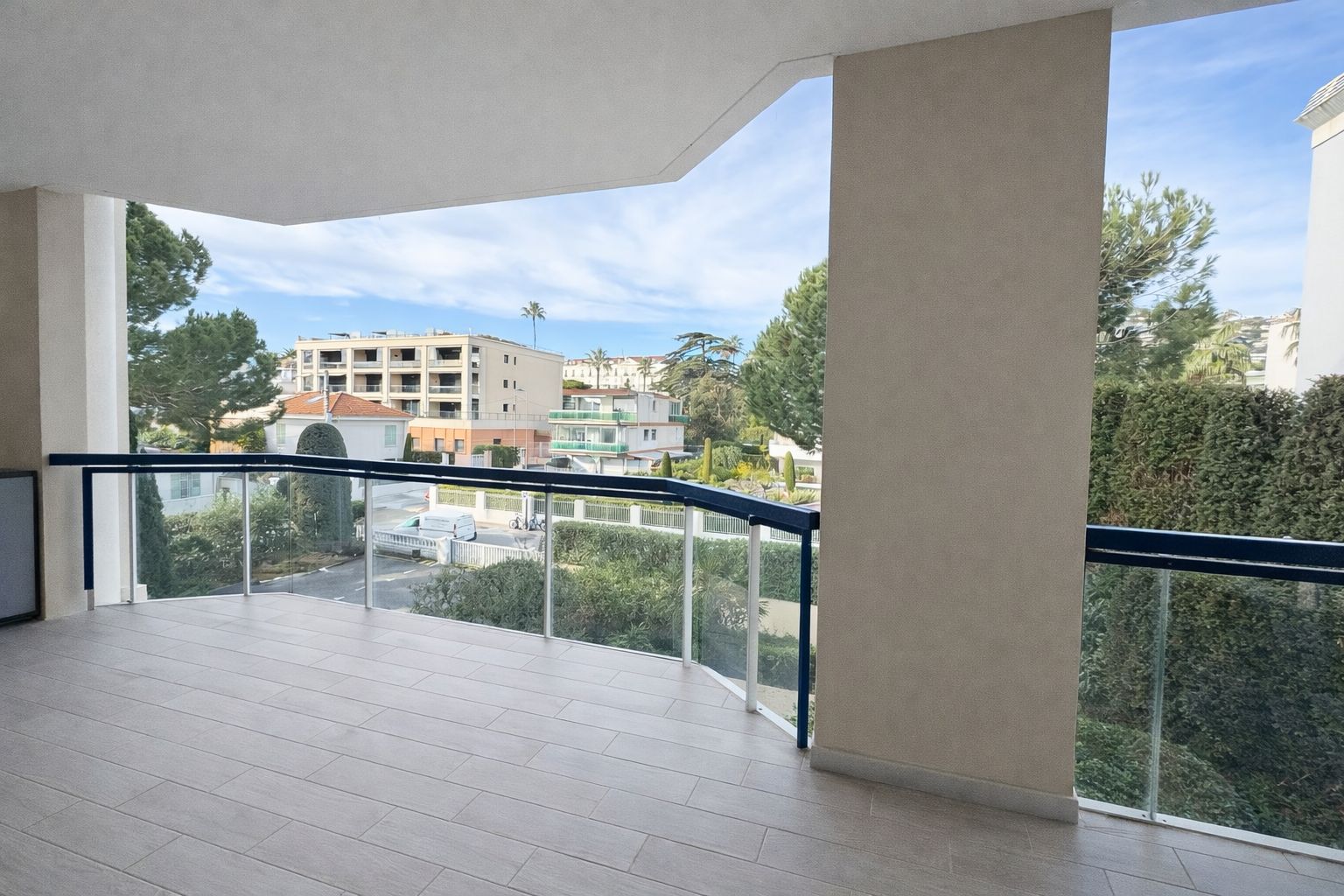 Exceptional Seafront Apartment with Panoramic Sea Views – Palm Beach, Cannes