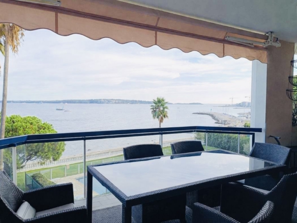 Exceptional Seafront Apartment with Panoramic Sea Views – Palm Beach, Cannes