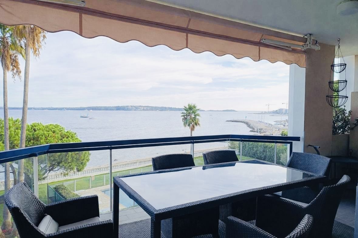 Exceptional Seafront Apartment with Panoramic Sea Views – Palm Beach, Cannes