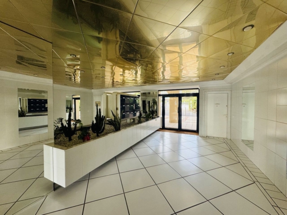 Exceptional Seafront Apartment with Panoramic Sea Views – Palm Beach, Cannes