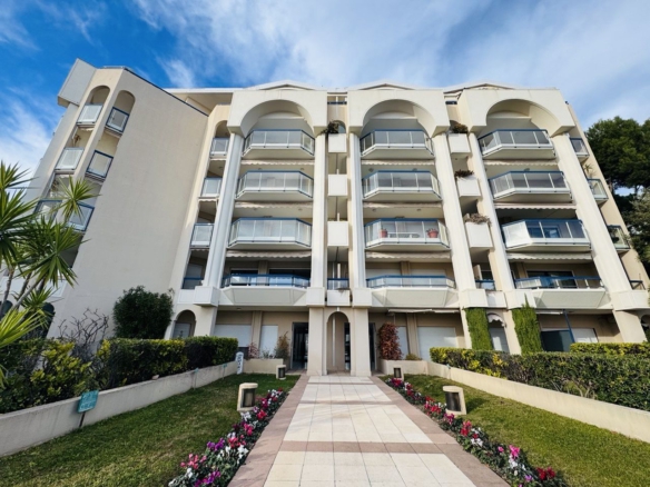 Exceptional Seafront Apartment with Panoramic Sea Views – Palm Beach, Cannes