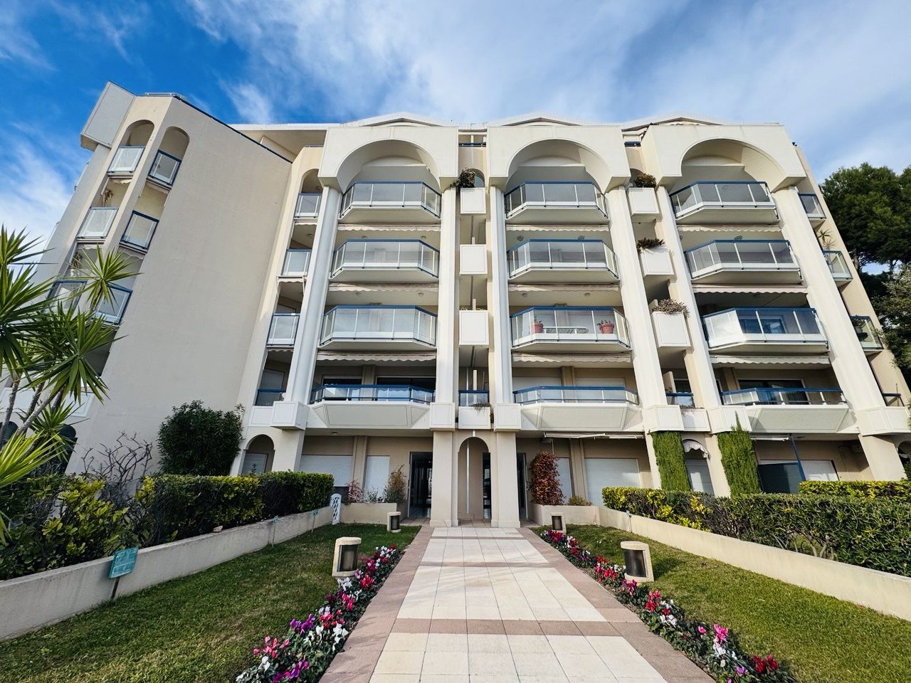 Exceptional Seafront Apartment with Panoramic Sea Views – Palm Beach, Cannes