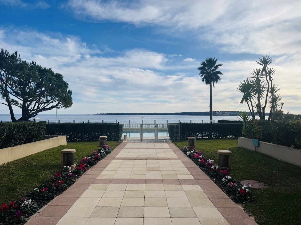 Exceptional Seafront Apartment with Panoramic Sea Views – Palm Beach, Cannes